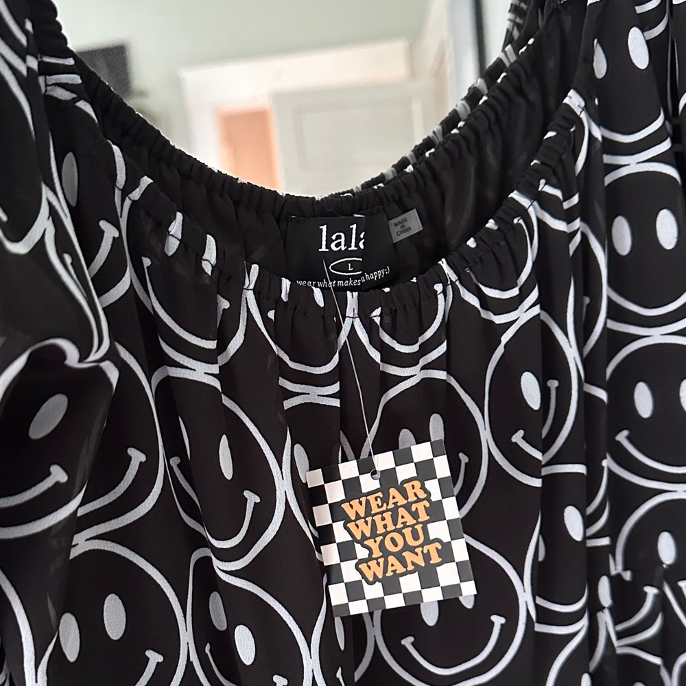 Chic Black and White Smiley Dress - Picture 6 of 8